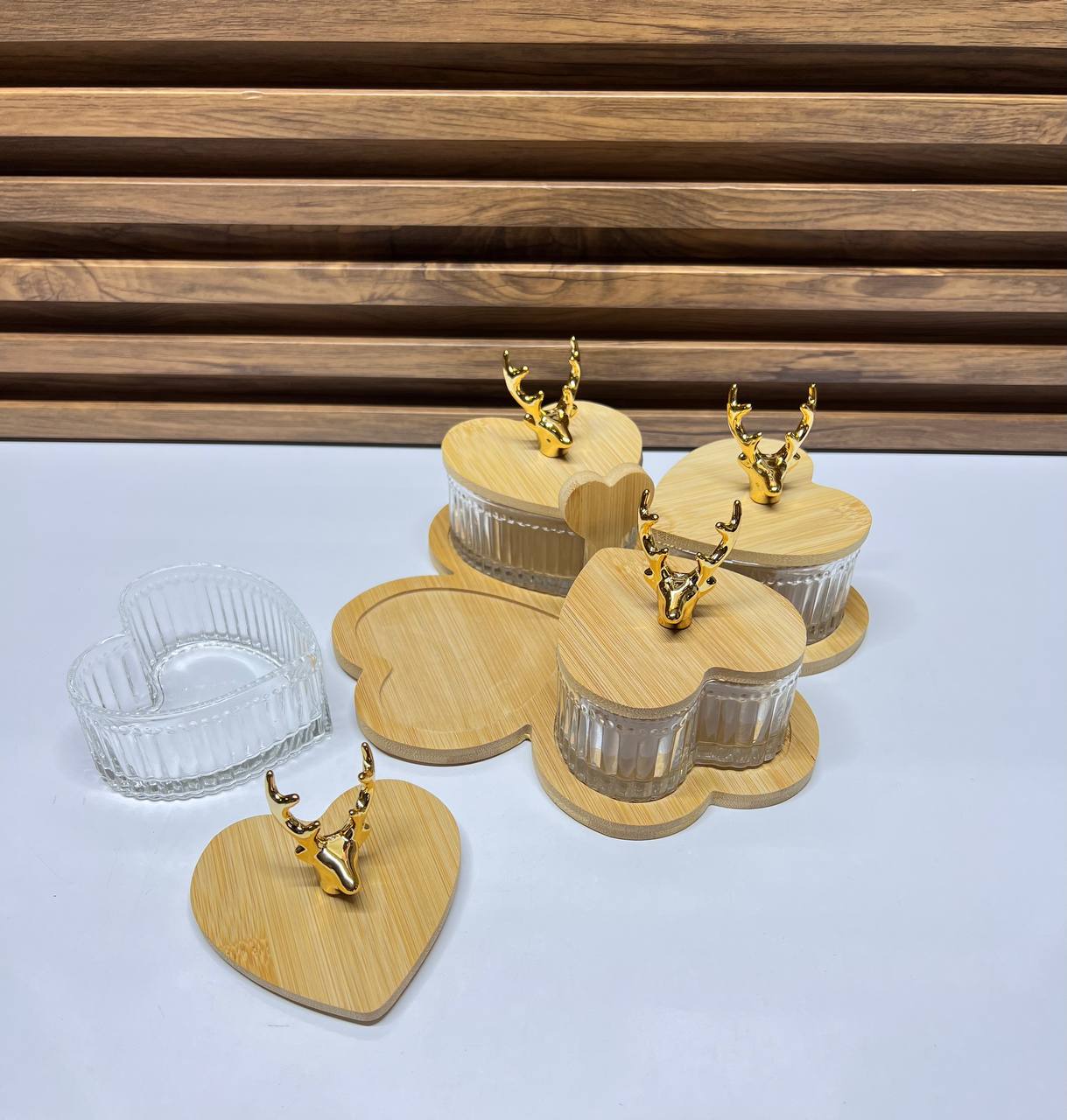 Ensemble de boîtes de service en verre en forme de cœur avec couvercles en bois et détails de tête de cerf dorée (4 pièces)