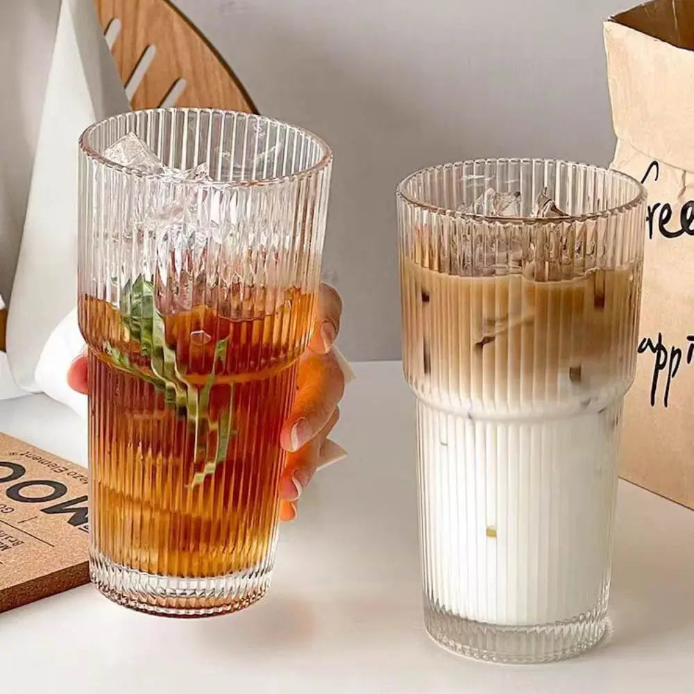 Mug en Verre Strié avec Couvercle et Paille – 600 ml de Style et de Fraîcheur