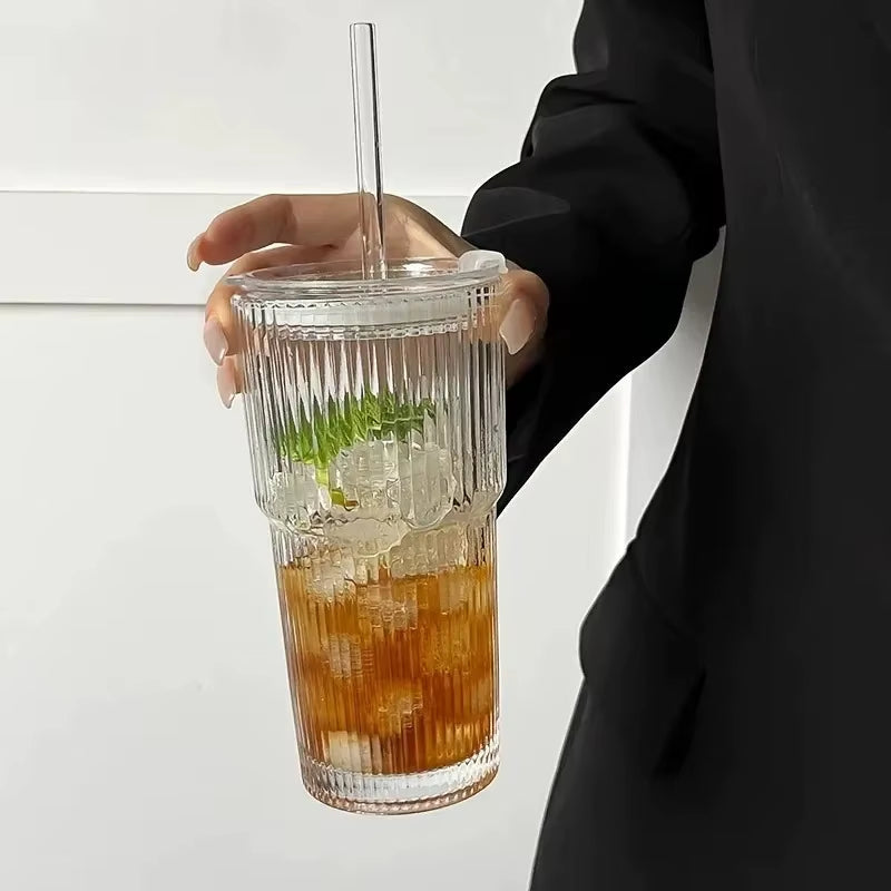 Mug en Verre Strié avec Couvercle et Paille – 600 ml de Style et de Fraîcheur