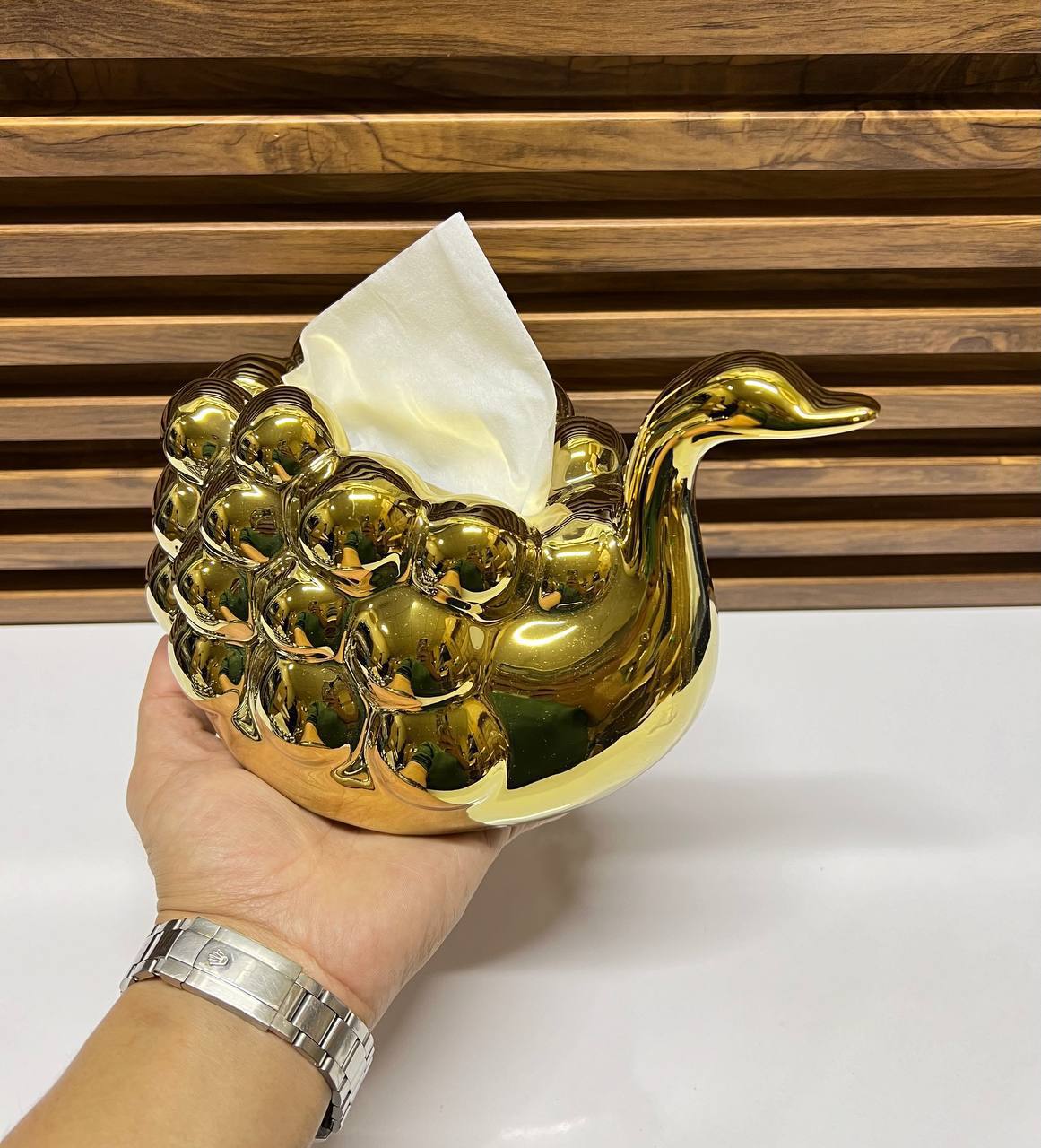 L'Élégance Plumes d'Or : Distributeur de Mouchoirs Canard
