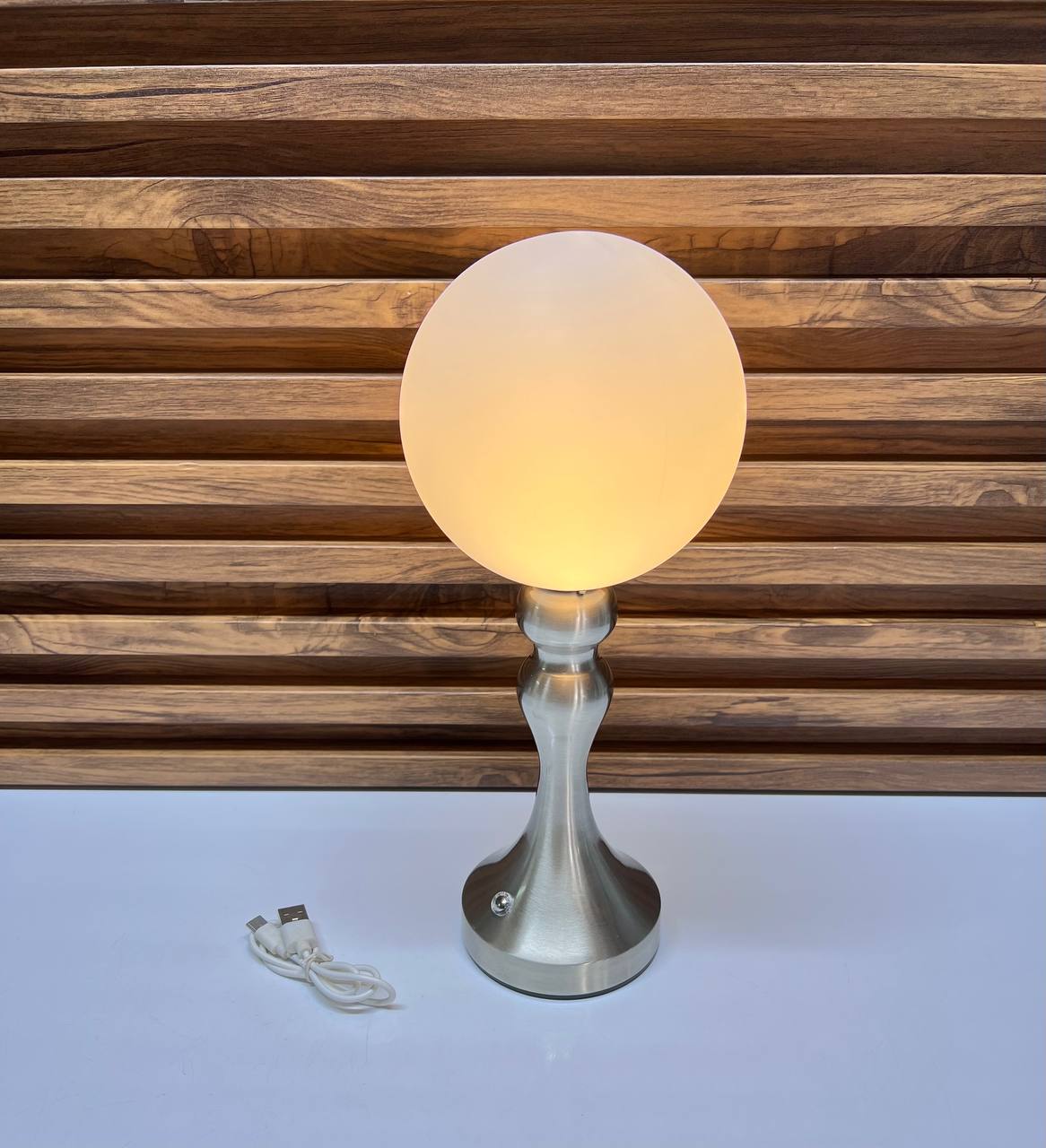 L'Éclat Nomade : Lampe de Table Sphère et Métal