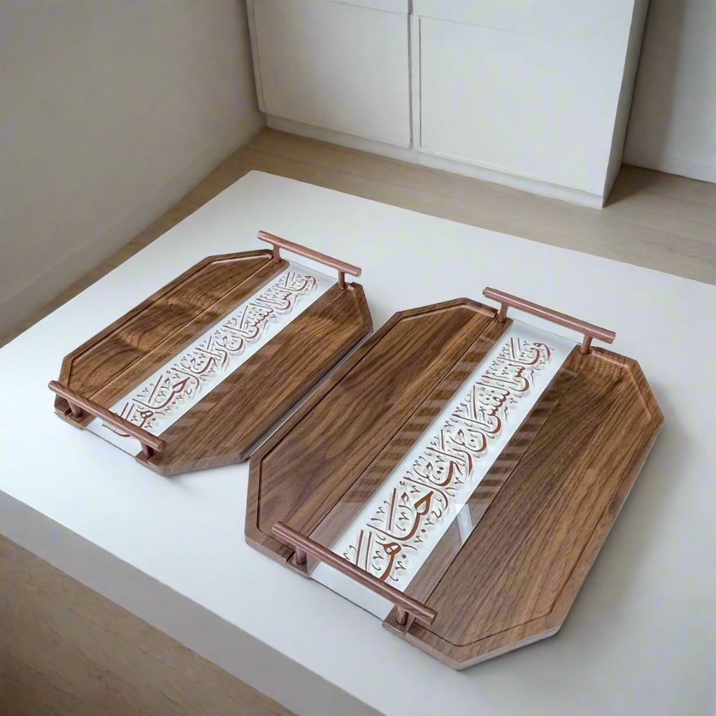 Plateau en bois avec calligraphie arabe
