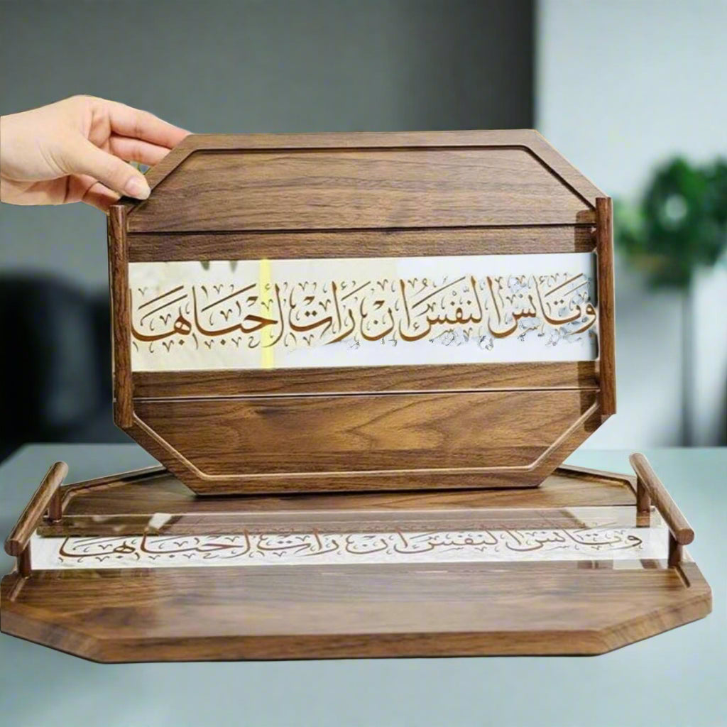 Plateau en bois avec calligraphie arabe