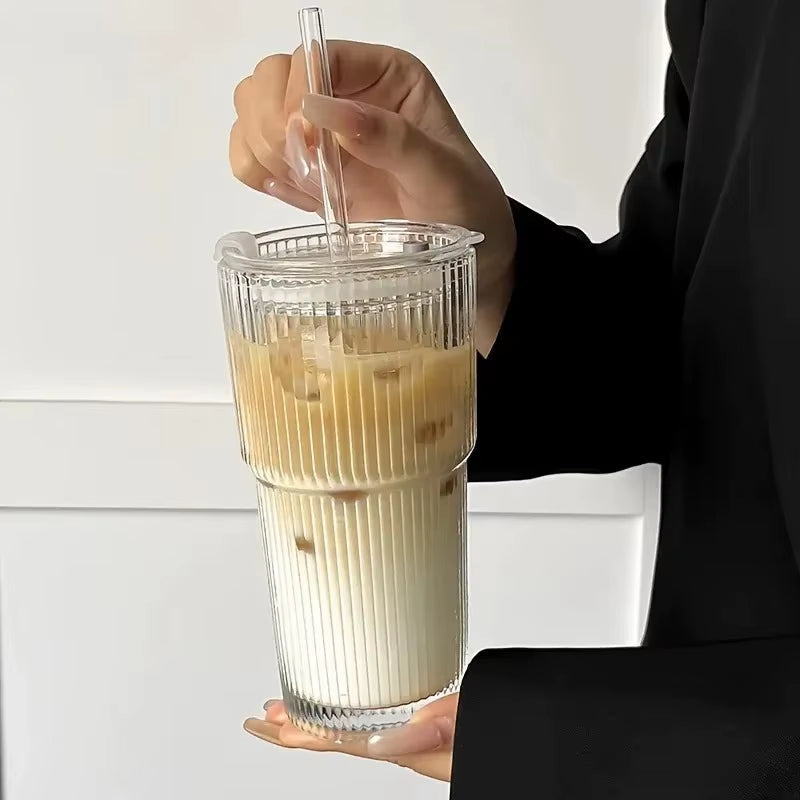 Mug en Verre Strié avec Couvercle et Paille – 600 ml de Style et de Fraîcheur