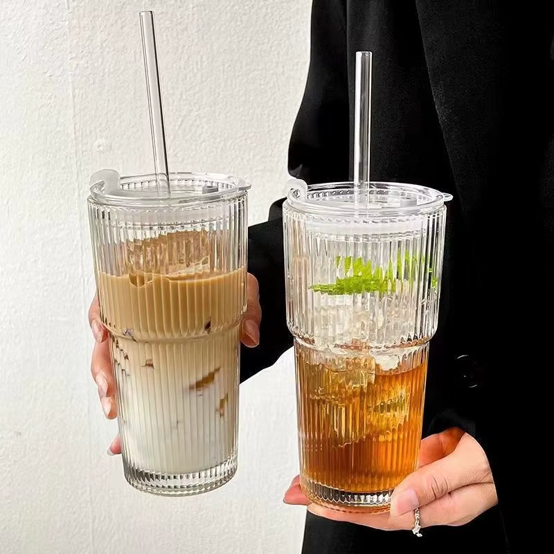 Mug en Verre Strié avec Couvercle et Paille – 600 ml de Style et de Fraîcheur