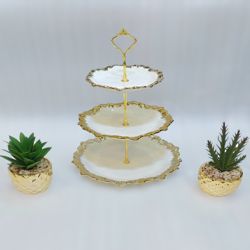 Présentoir à Gâteaux 3 Niveaux en Céramique Blanche – Bord Doré Élégant