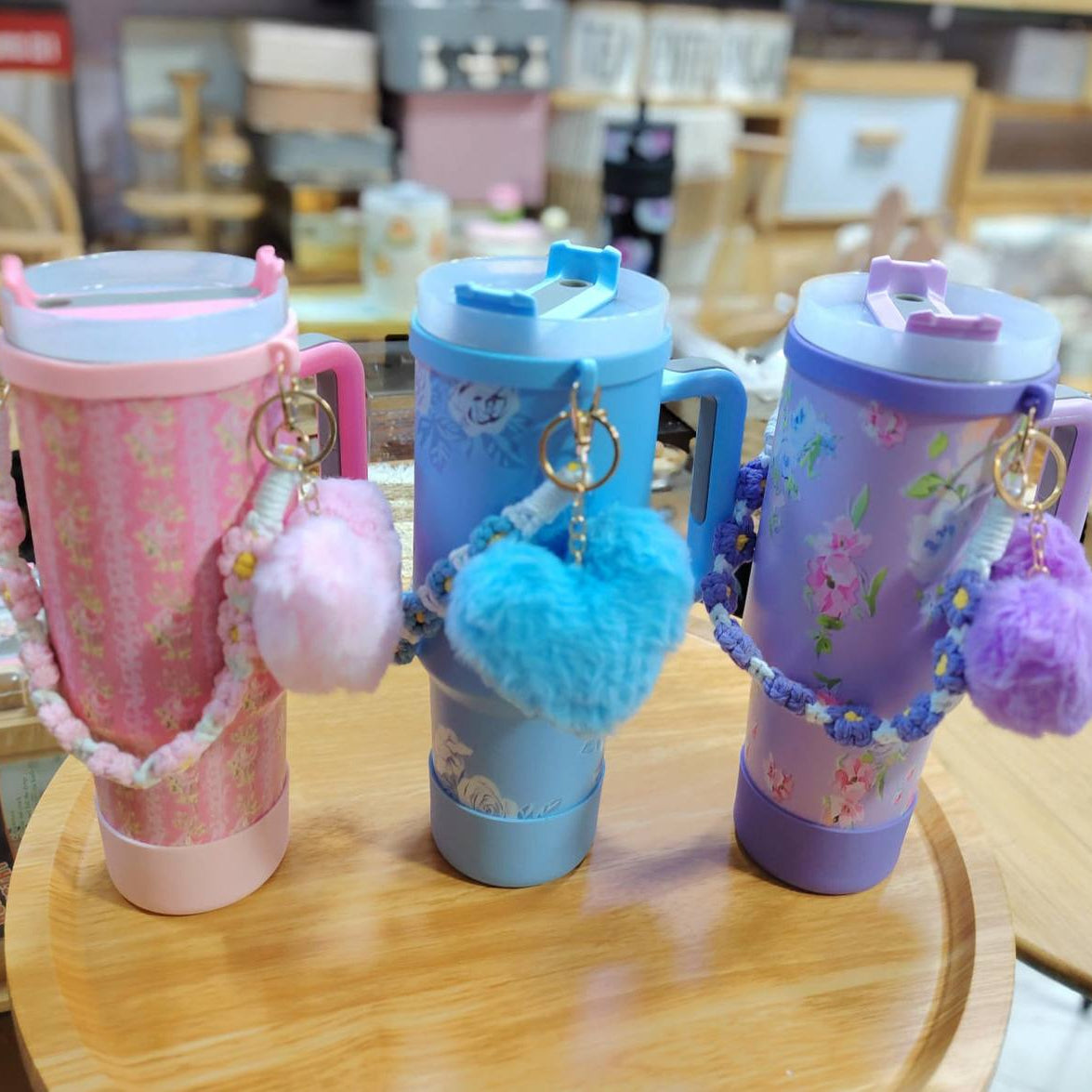Gobelet Isotherme de Voyage avec Dragonne Fleurie et Pompon – Bouteille Nomade