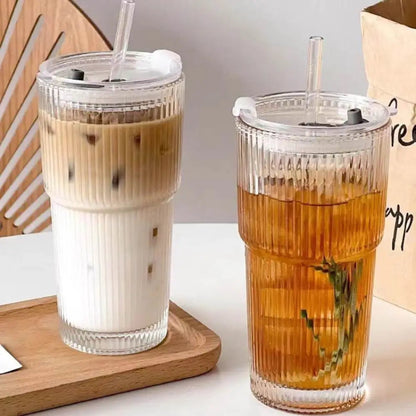 Mug en Verre Strié avec Couvercle et Paille – 600 ml de Style et de Fraîcheur