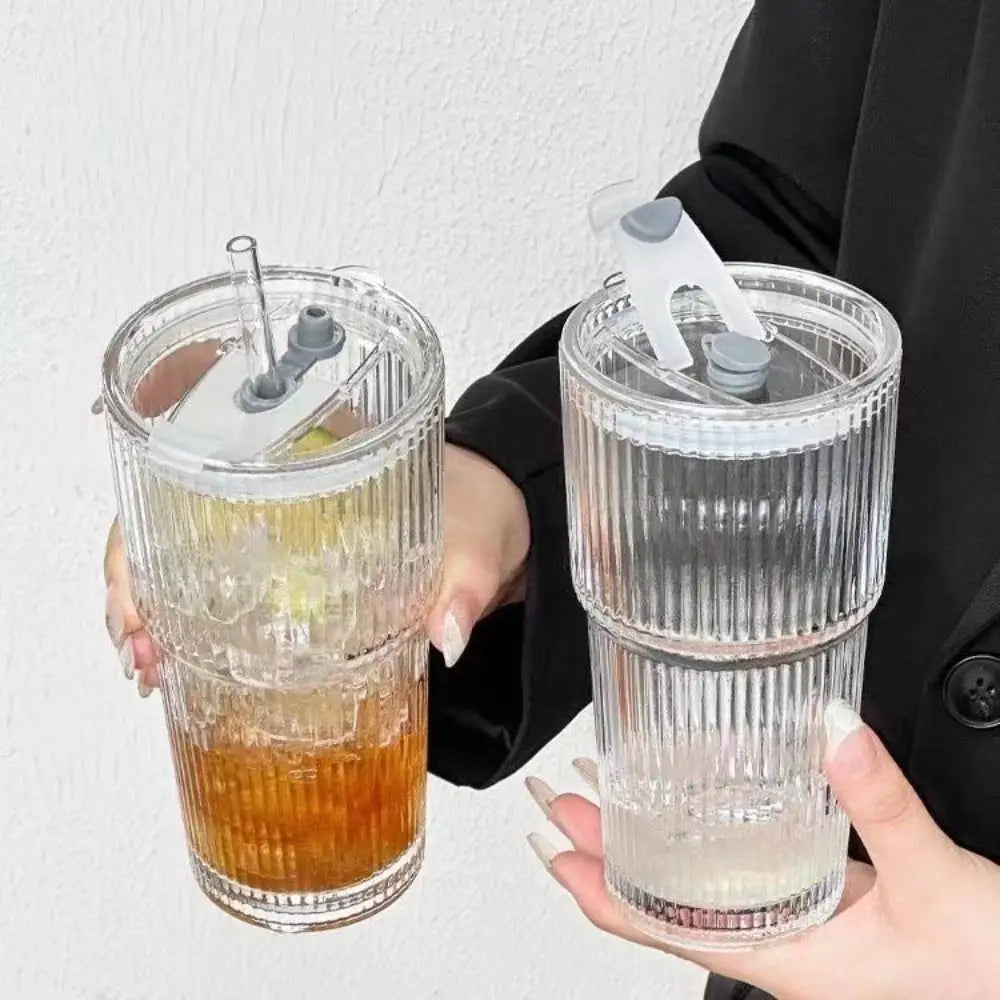 Mug en Verre Strié avec Couvercle et Paille – 600 ml de Style et de Fraîcheur