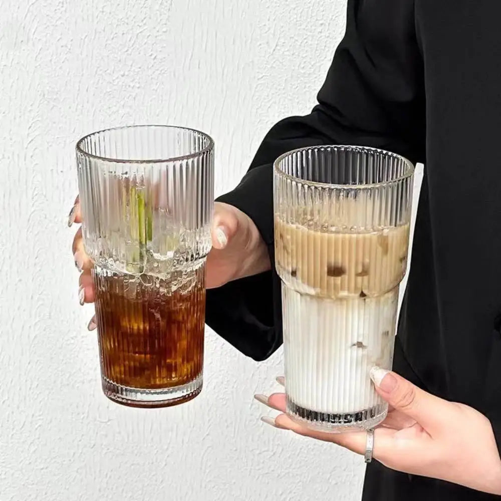 Mug en Verre Strié avec Couvercle et Paille – 600 ml de Style et de Fraîcheur