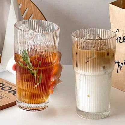 Mug en Verre Strié avec Couvercle et Paille – 600 ml de Style et de Fraîcheur