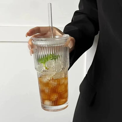 Mug en Verre Strié avec Couvercle et Paille – 600 ml de Style et de Fraîcheur