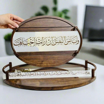 Plateau en bois avec calligraphie arabe