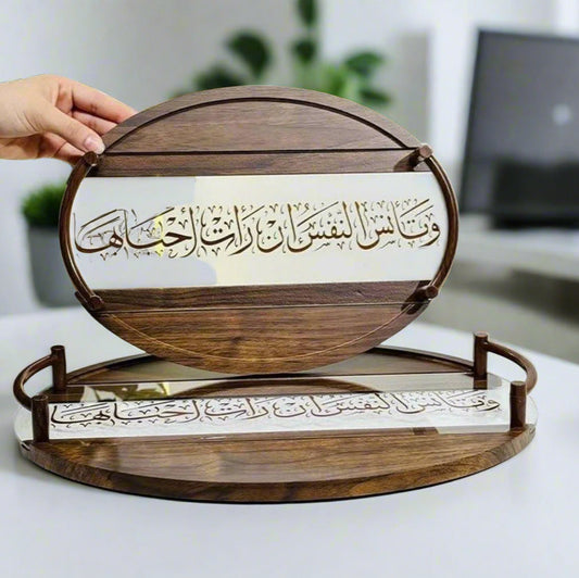 Plateau en bois avec calligraphie arabe