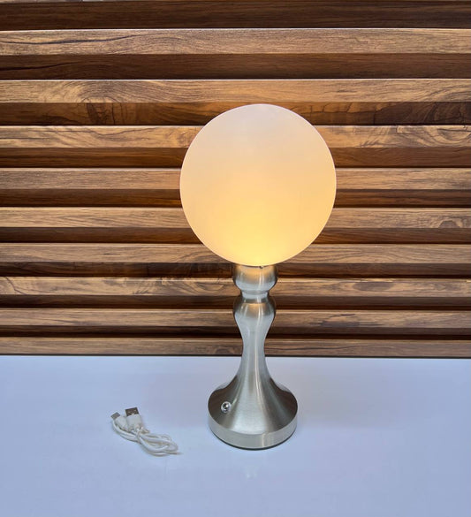 L'Éclat Nomade : Lampe de Table Sphère et Métal