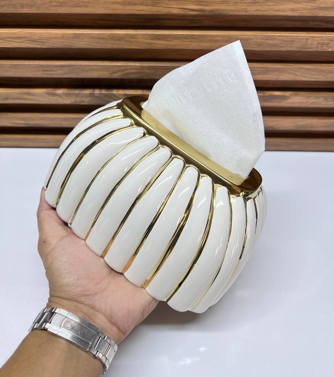 L'Élégance Lumineuse: Boîte à Mouchoirs Duo Doré et Blanc