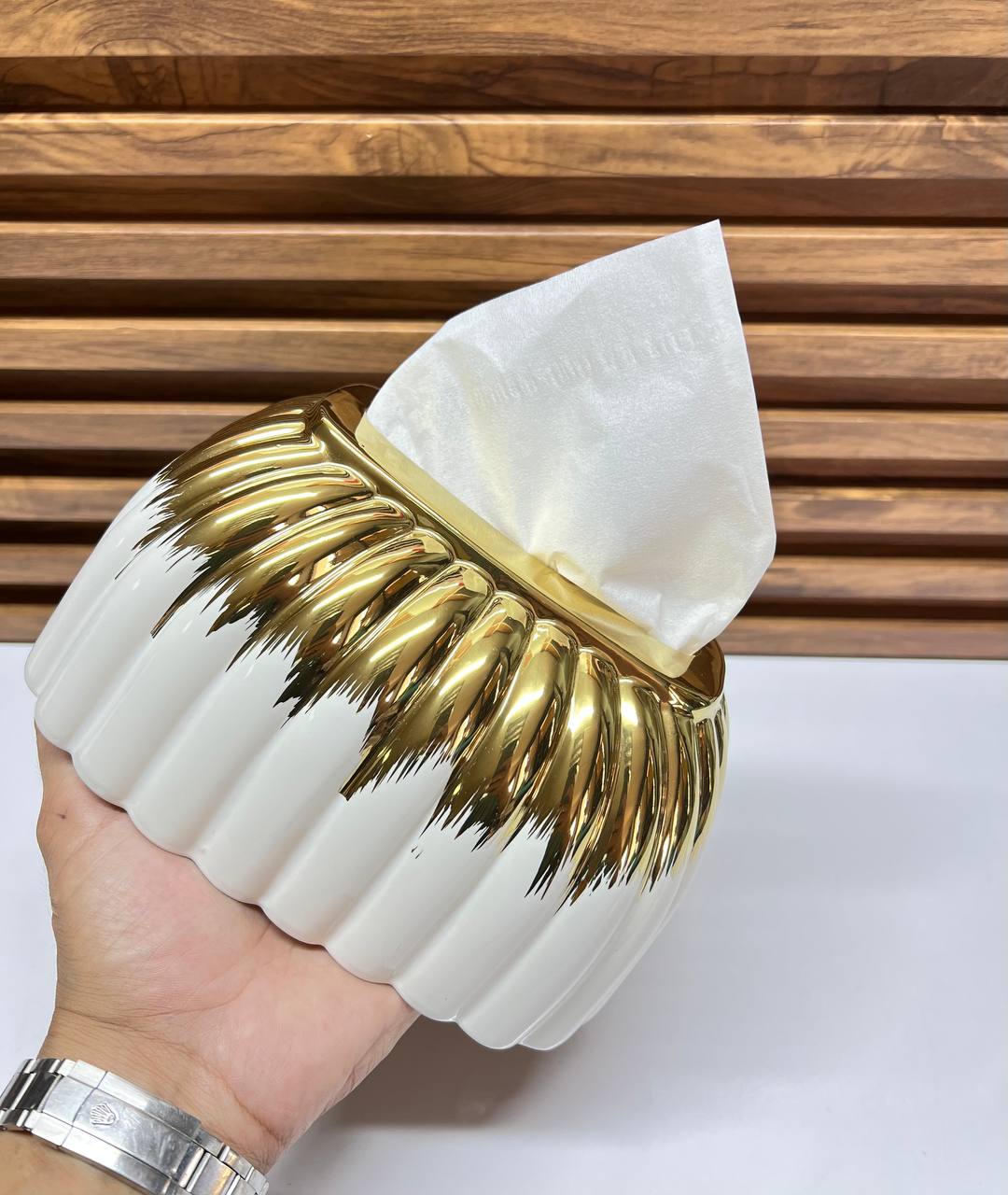 L'Élégance Lumineuse: Boîte à Mouchoirs Duo Doré et Blanc