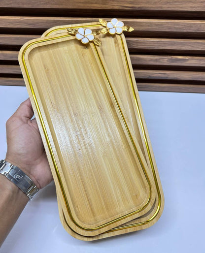 Élégance Florale: Le Duo de Plateaux en Bambou et Or