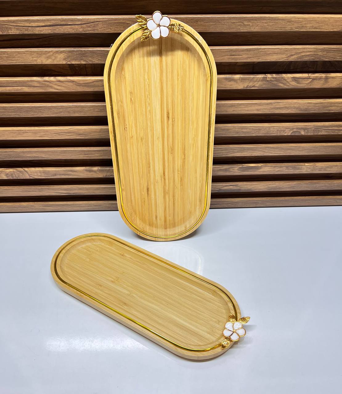 Élégance Florale: Le Duo de Plateaux en Bambou et Or