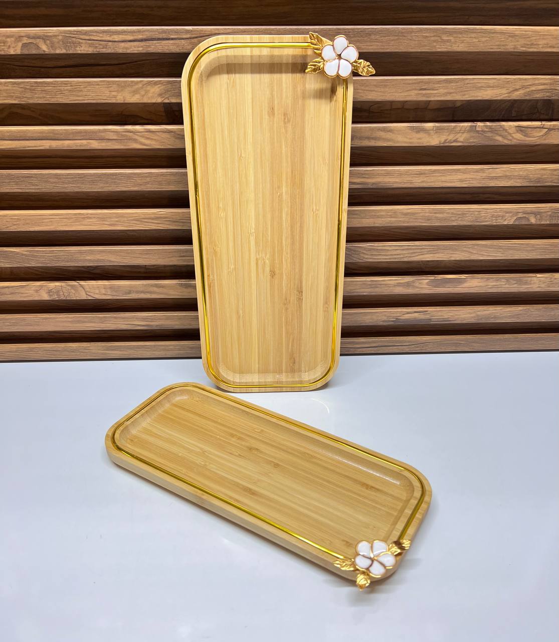 Élégance Florale: Le Duo de Plateaux en Bambou et Or