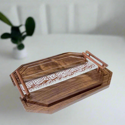 Plateau en bois avec calligraphie arabe