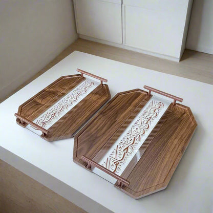 Plateau en bois avec calligraphie arabe