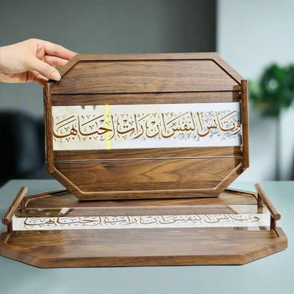 Plateau en bois avec calligraphie arabe