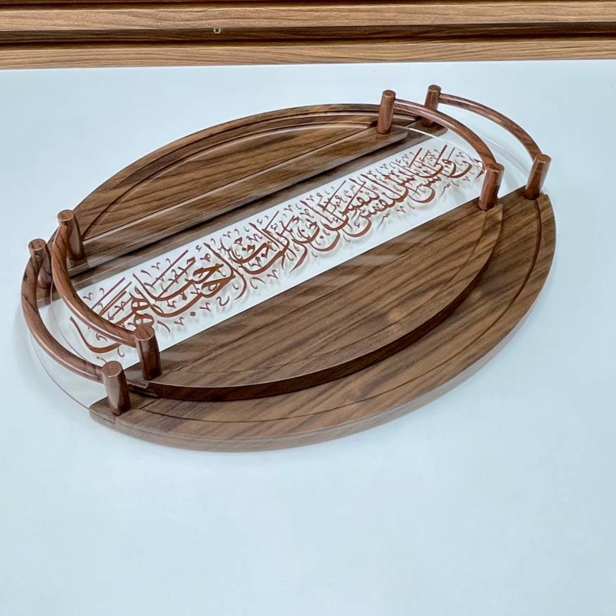 Plateau en bois avec calligraphie arabe