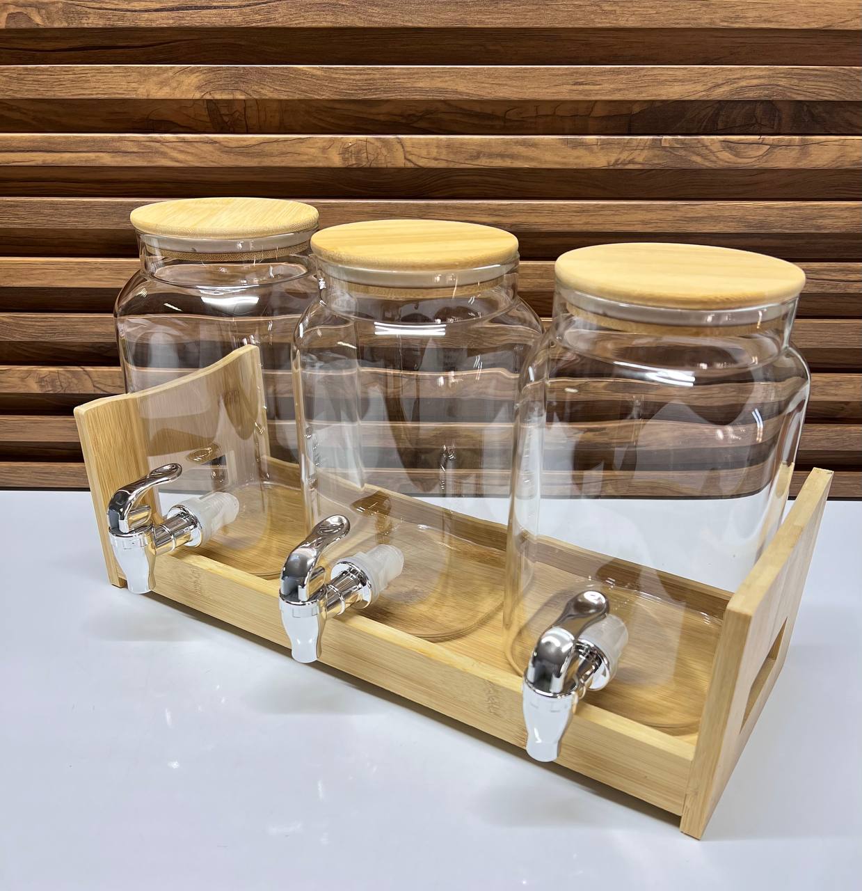 Le Bar à Boissons Nature : Trio de Distributeurs Élégants