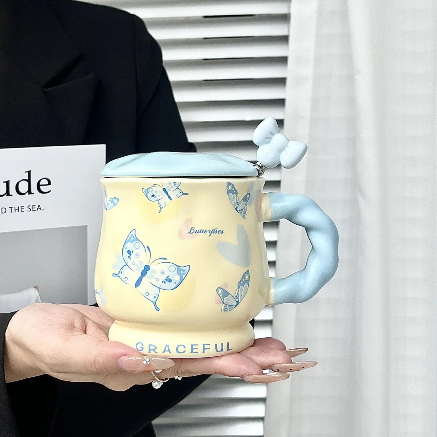 Lot de 2 tasses en céramique décor papillon