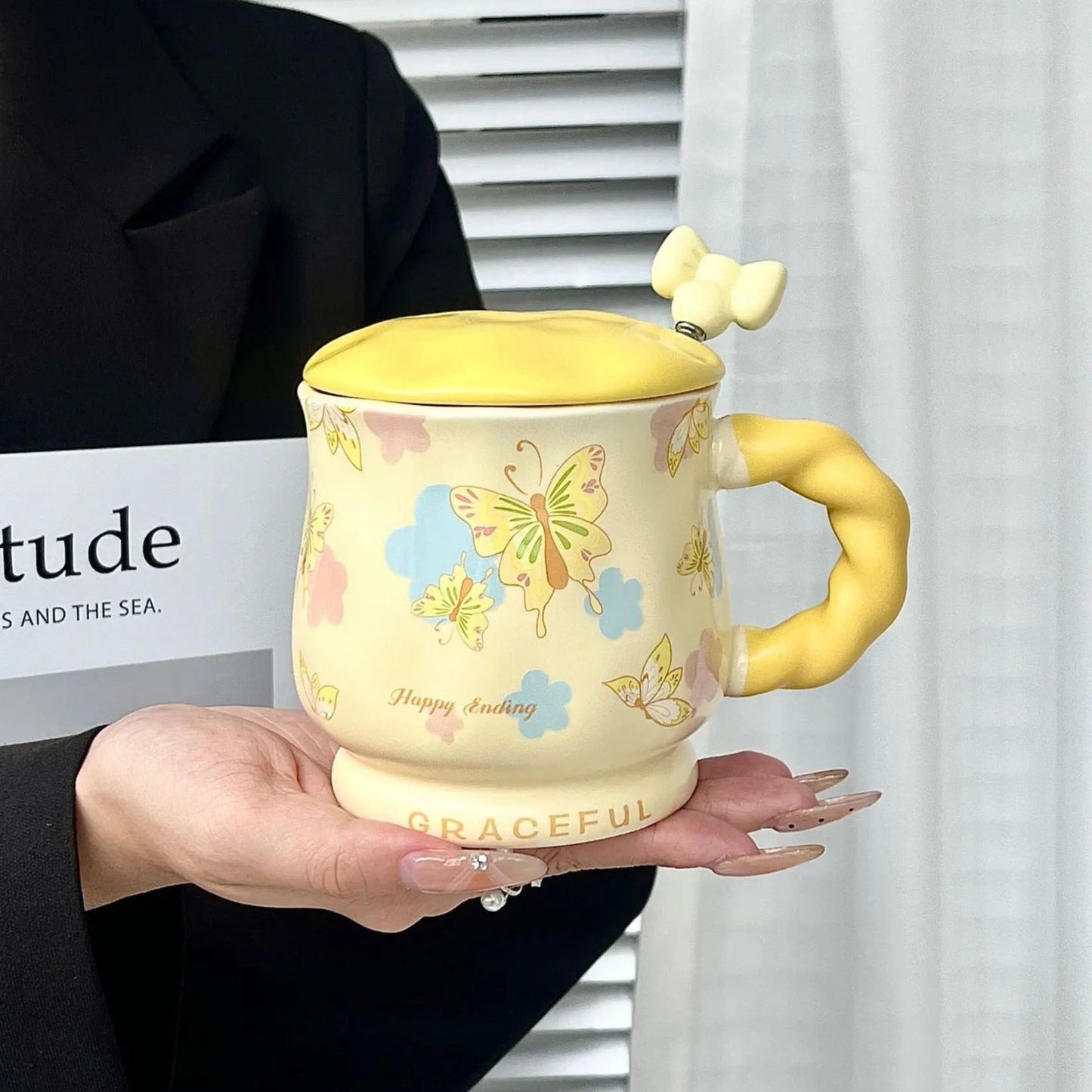 Lot de 2 tasses en céramique décor papillon