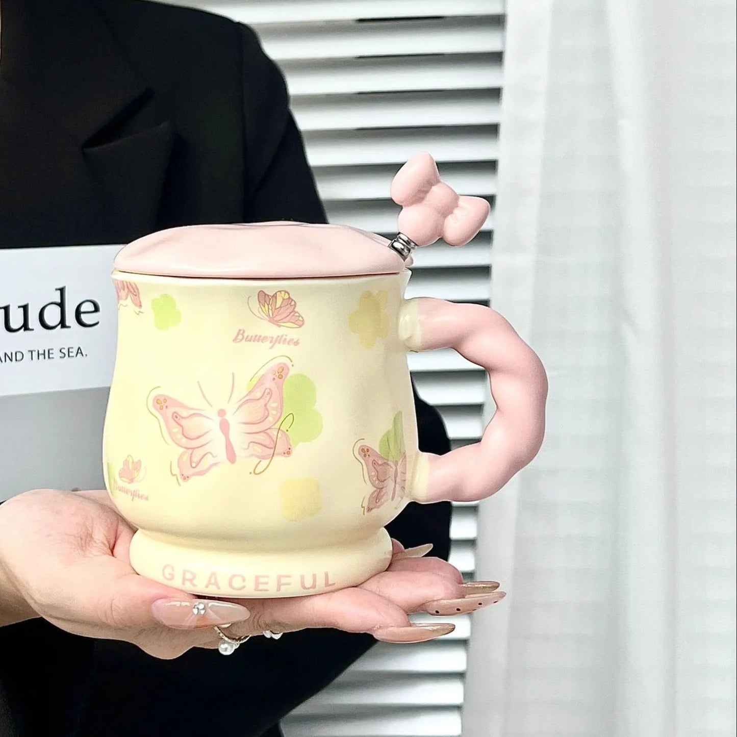 Lot de 2 tasses en céramique décor papillon