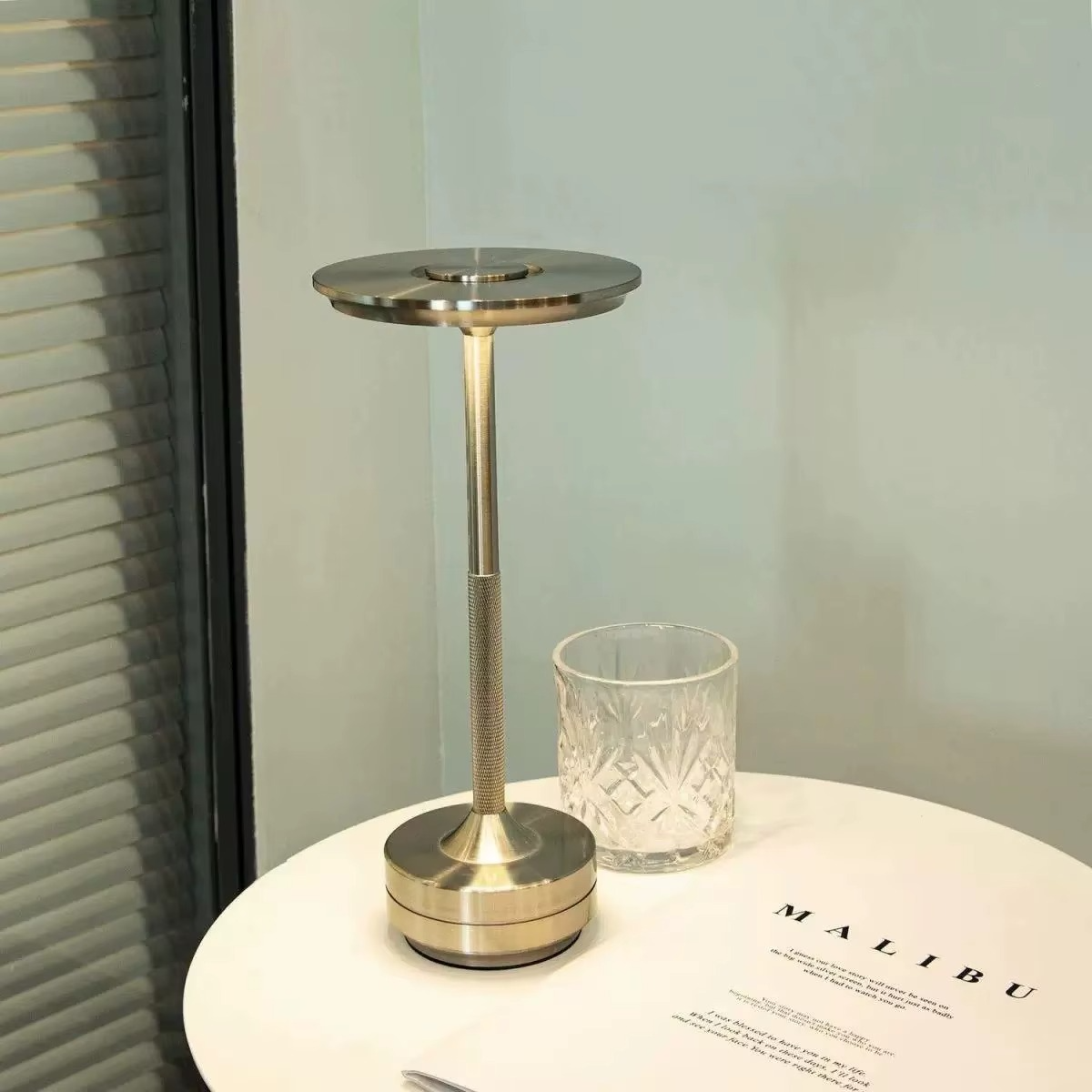 Lampe LED Rechargeable Sans Fil – Design Moderne Doré