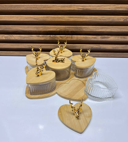 Ensemble de boîtes de service en verre en forme de cœur avec couvercles en bois et détails de tête de cerf dorée (4 pièces)