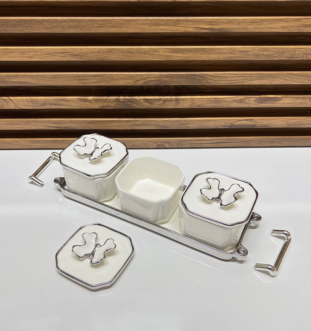 Ensemble de service triple en céramique blanche avec détails papillons argentés et plateau de service élégant