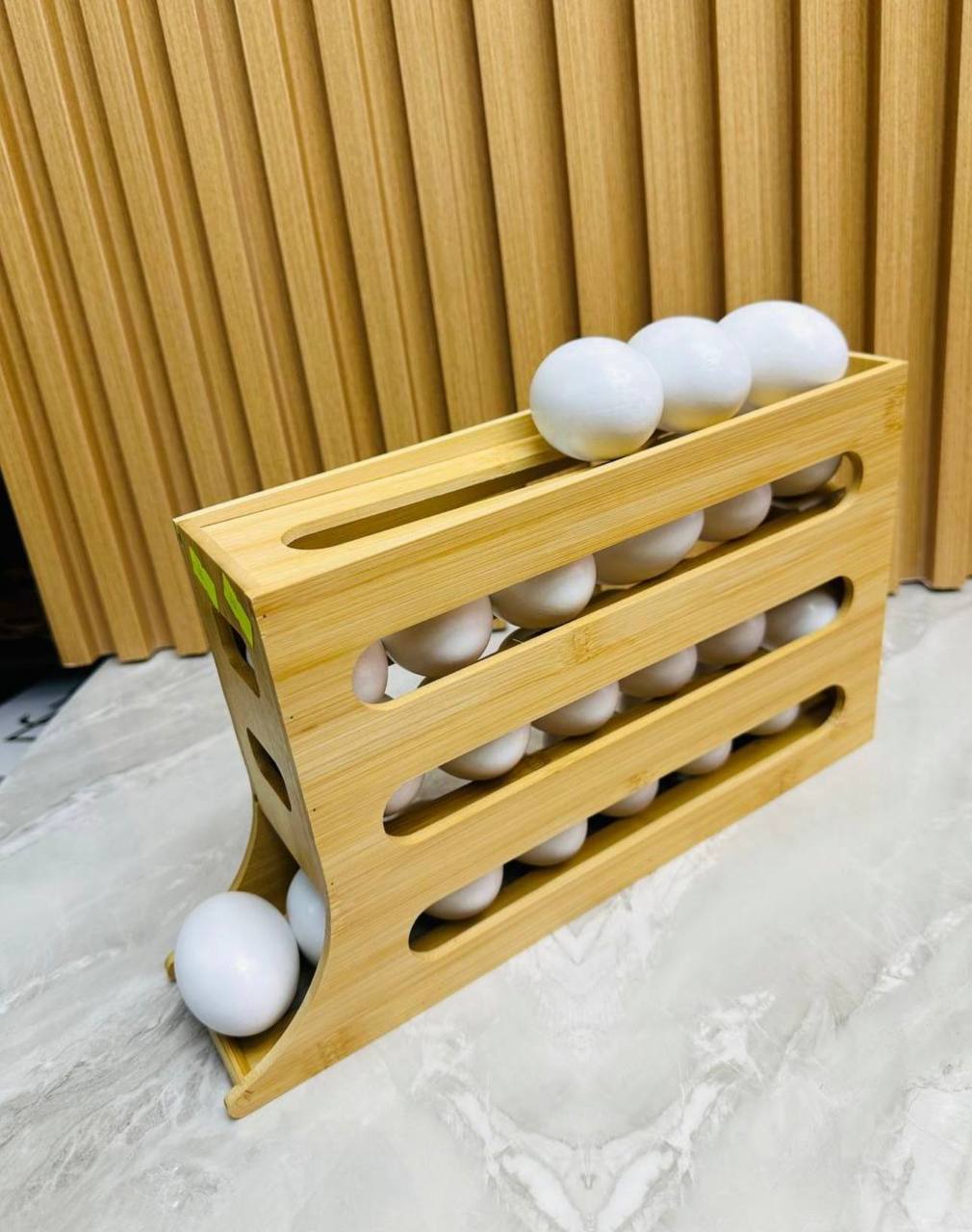 Organisateur d'Œufs en Bois à Design Incliné - Distributeur d'Œufs Automatique