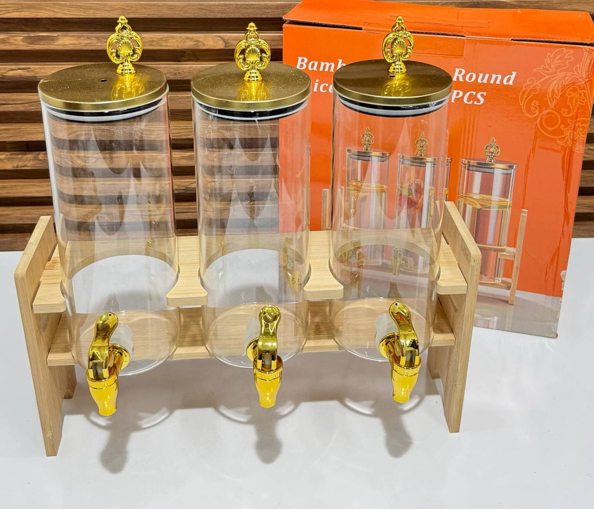 Distributeur de Boissons Triple en Verre – Socle en Bambou & Robinets Dorés