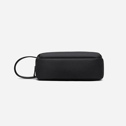 Pochette noire compacte et pratique au design moderne