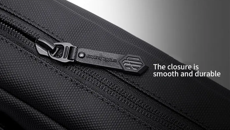 Pochette noire compacte et pratique au design moderne