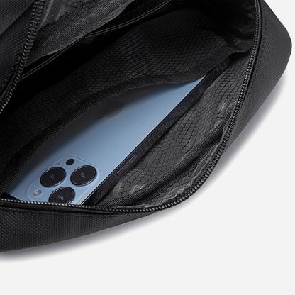Pochette noire compacte et pratique au design moderne