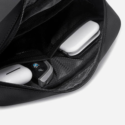 Pochette noire compacte et pratique au design moderne