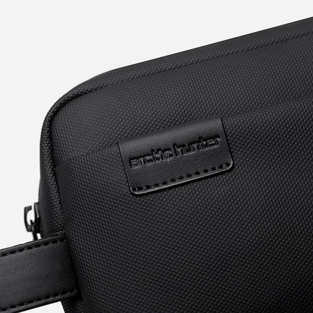 Pochette noire compacte et pratique au design moderne