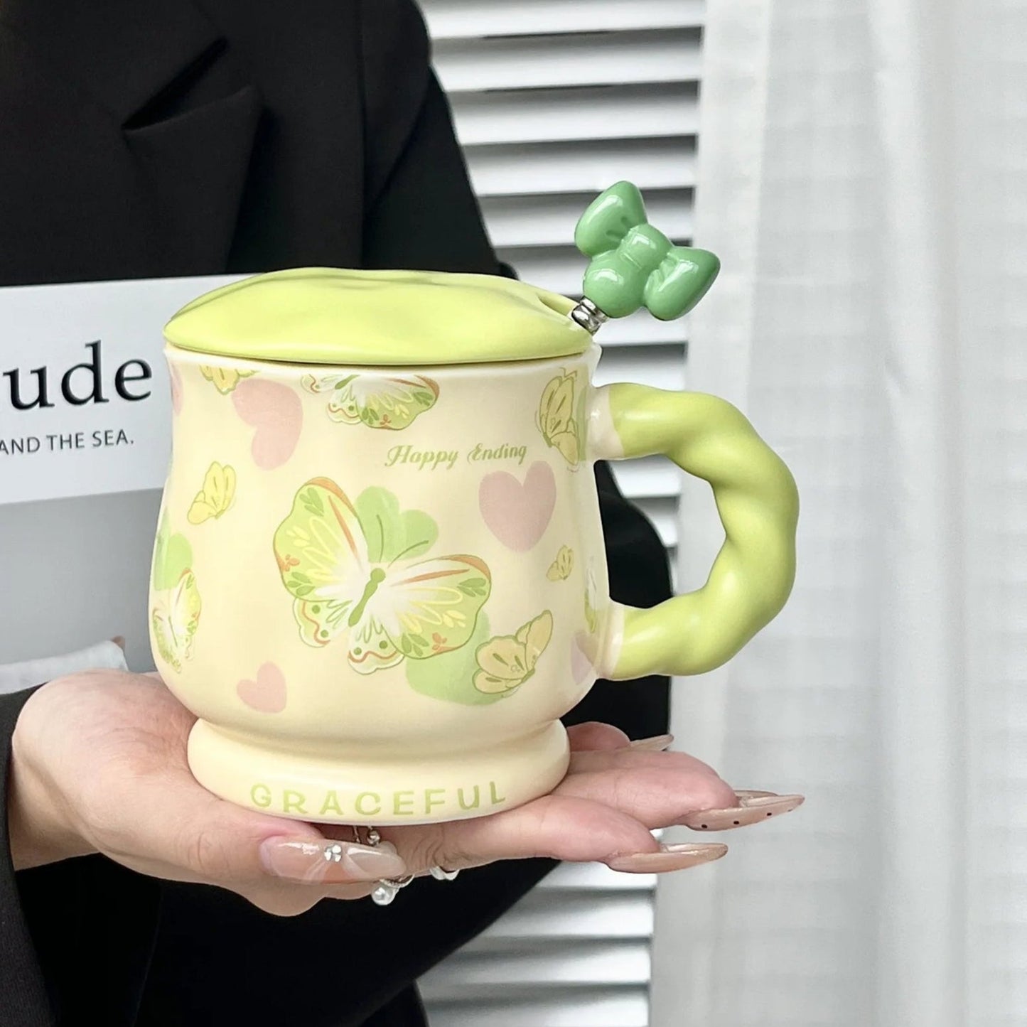 Lot de 2 tasses en céramique décor papillon